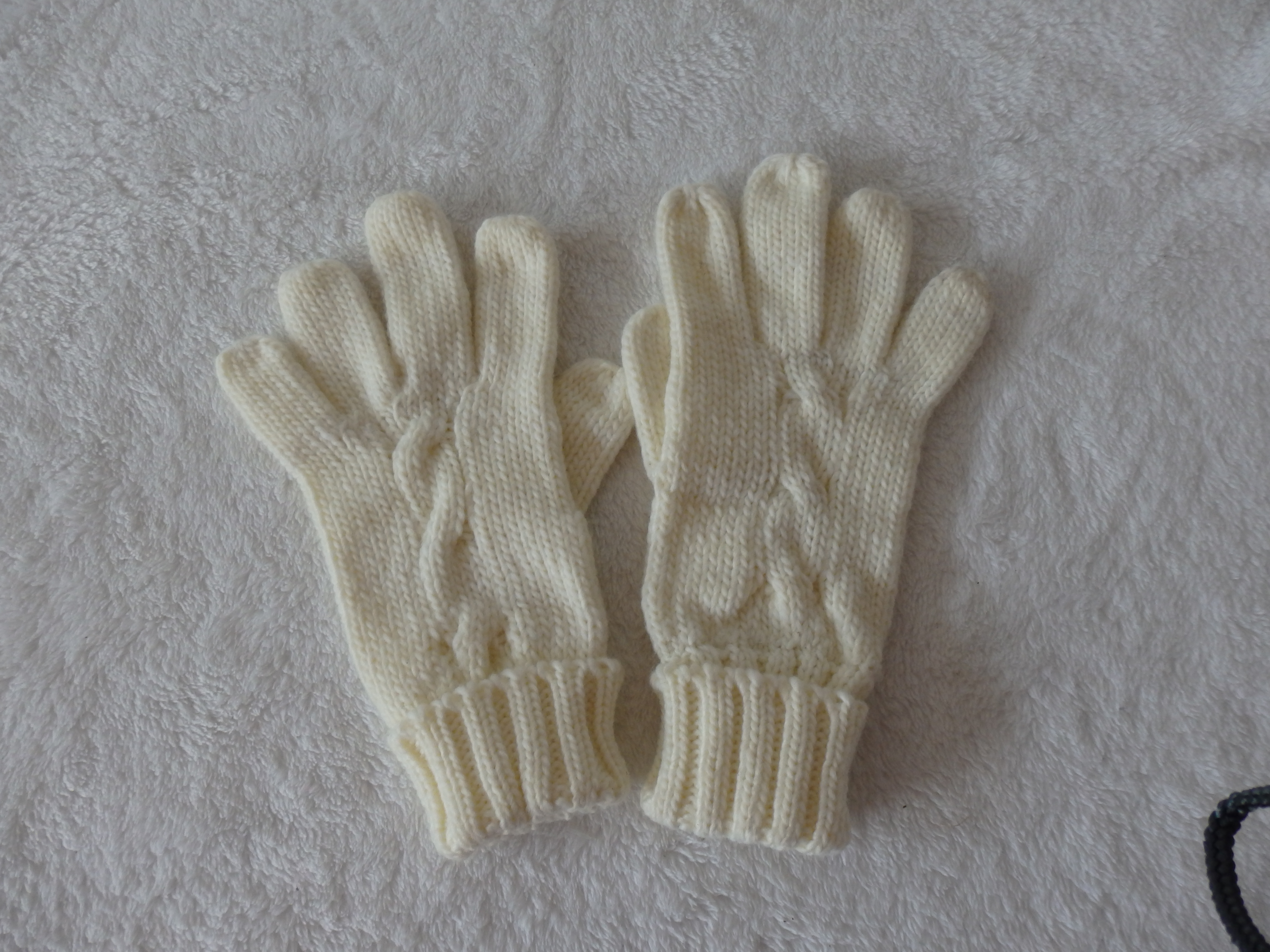 Winter knitted gloves