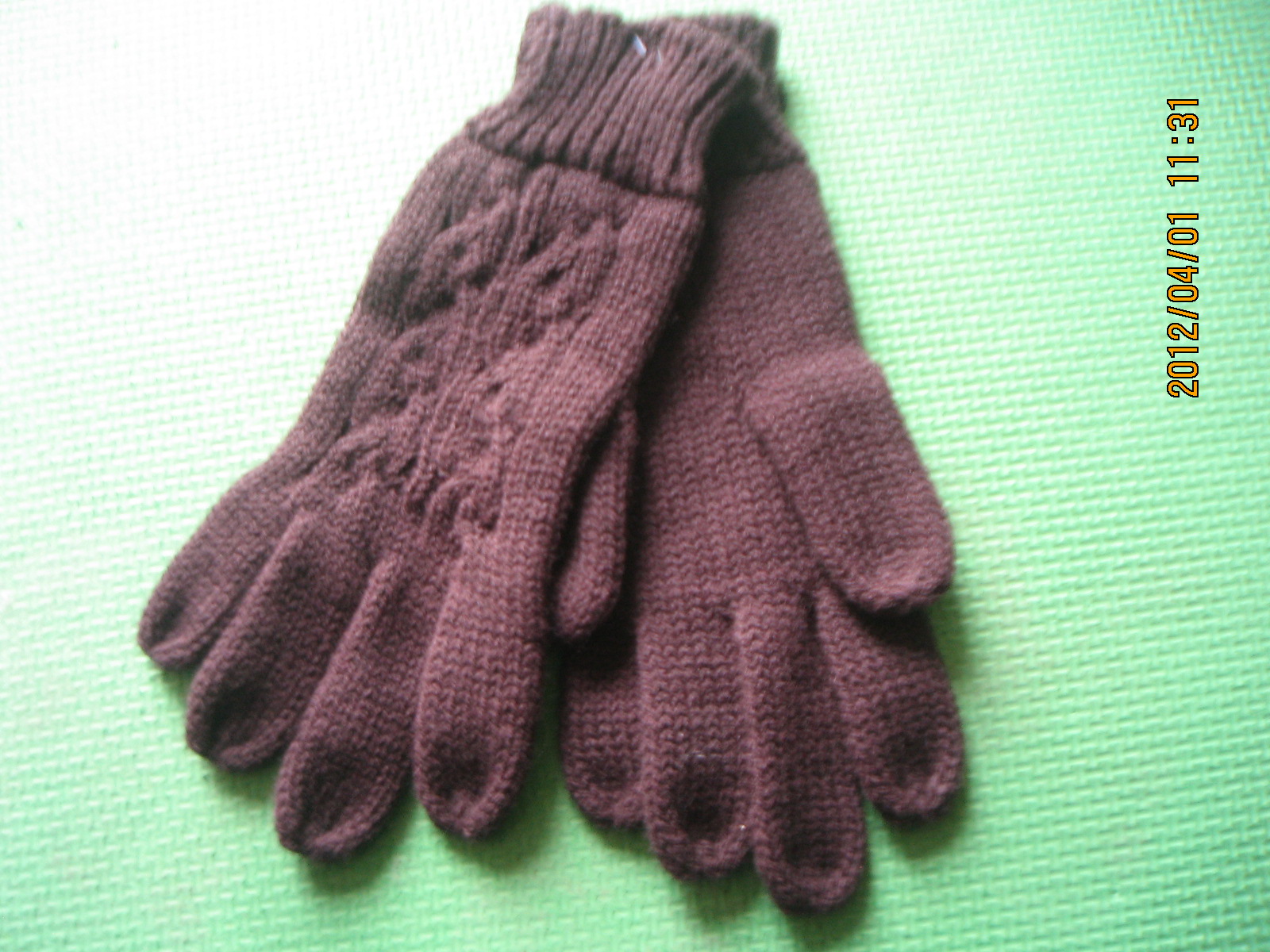 Winter knitted gloves